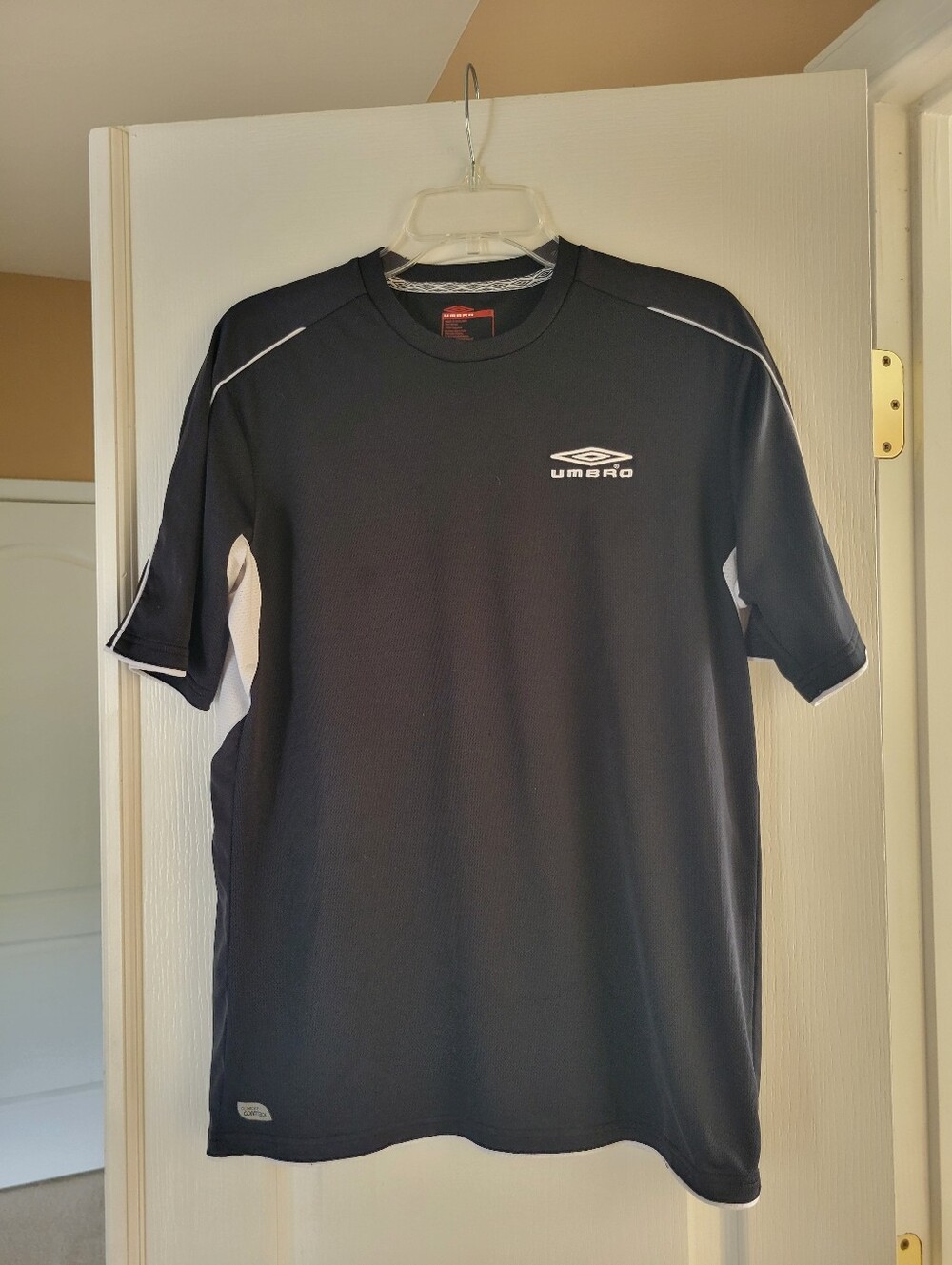 Umbro Soccer Jersey Shirt Men Size Small Black Short Sleeve Climate Control Top